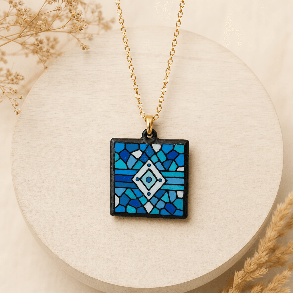 Collar mosaico azul geométrico — Bisutería artesanal de El Rincón de Marfil